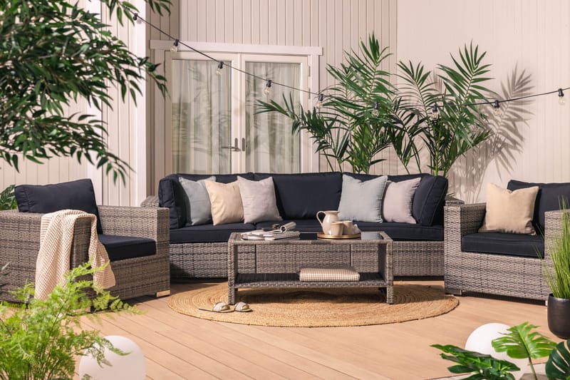 Bahamas Loungegrupp utomhus - Soffgrupp till balkong 5-sits - Loungeset utemöbler - 1 Bord m Hylla - Brun / Svarta dynor - Utemöbler & utemiljö - Loungemöbler - Loungeset & loungegrupp