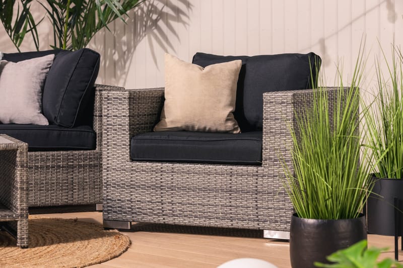 Bahamas Loungegrupp utomhus - Soffgrupp till balkong 5-sits - Loungeset utemöbler - 1 Bord m Hylla - Brun / Svarta dynor - Utemöbler & utemiljö - Loungemöbler - Loungeset & loungegrupp