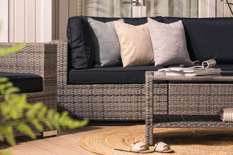 Bahamas Loungegrupp utomhus - Soffgrupp till balkong 5-sits - Loungeset utemöbler - 1 Bord m Hylla - Brun / Svarta dynor - Utemöbler & utemiljö - Loungemöbler - Loungeset & loungegrupp