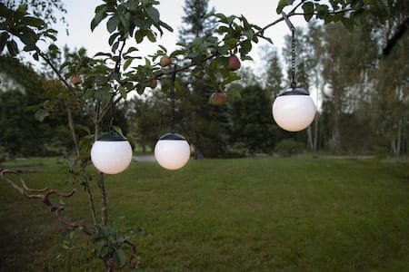Globus Solcellsdekoration 10 cm - vit och svart - Utemöbler & utemiljö - Trädgårdsdekoration & utemiljö - Trädgårdsbelysning