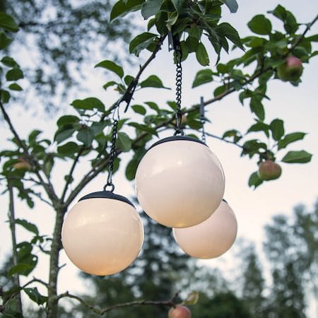 Globus Solcellsdekoration 10 cm - vit och svart - Utemöbler & utemiljö - Trädgårdsdekoration & utemiljö - Trädgårdsbelysning