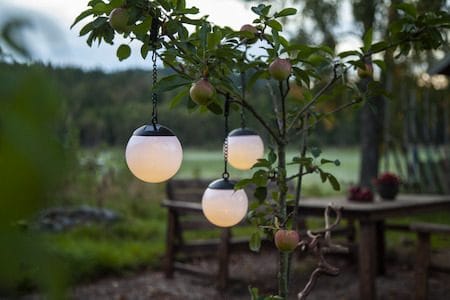 Globus Solcellsdekoration 10 cm - vit och svart - Utemöbler & utemiljö - Trädgårdsdekoration & utemiljö - Trädgårdsbelysning