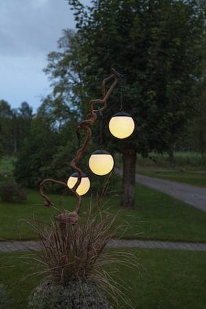 Globus Solcellsdekoration 10 cm - vit och svart - Utemöbler & utemiljö - Trädgårdsdekoration & utemiljö - Trädgårdsbelysning
