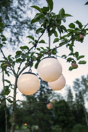 Globus Solcellsdekoration 10 cm - vit och svart - Utemöbler & utemiljö - Trädgårdsdekoration & utemiljö - Trädgårdsbelysning