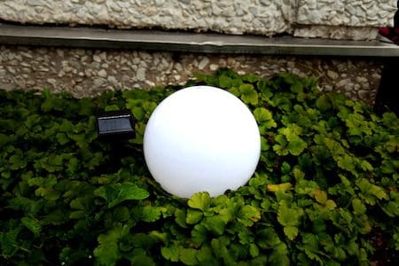 Globus Solcellsdekoration 20 cm - vit och svart - Utemöbler & utemiljö - Trädgårdsdekoration & utemiljö - Trädgårdsbelysning