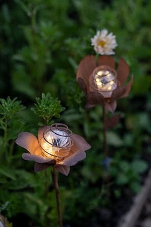 Oxida Flower 2 pack Solcellsdekoration 13 cm - rost - Utemöbler & utemiljö - Trädgårdsdekoration & utemiljö - Trädgårdsbelysning
