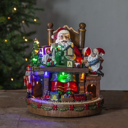 Juldekoration Merryville Tomte med Skrivbord 24x25 cm - Flerfärgad - Utemöbler & utemiljö - Trädgårdsdekoration & utemiljö - Trädgårdsfigurer & trädgårdsprydnad