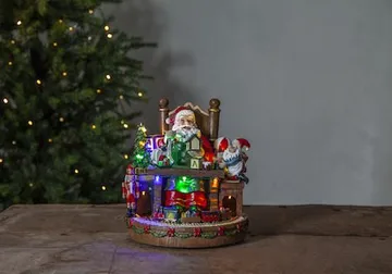 Juldekoration Merryville Tomte med Skrivbord 24x25 cm - Flerfärgad - Utemöbler & utemiljö - Trädgårdsdekoration & utemiljö - Trädgårdsfigurer & trädgårdsprydnad