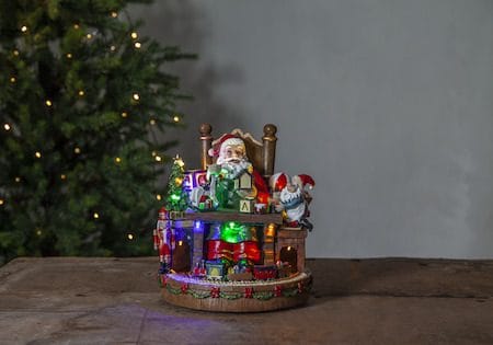 Juldekoration Merryville Tomte med Skrivbord 24x25 cm - Flerfärgad - Utemöbler & utemiljö - Trädgårdsdekoration & utemiljö - Trädgårdsfigurer & trädgårdsprydnad