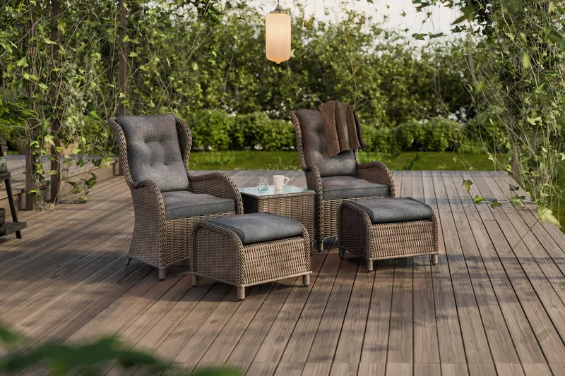 Marcus Caféset med 2 Öronlappsfåtöljer med Fotpall m Dyna - Grå - Utemöbler & utemiljö - Utegrupp - Cafegrupp & cafeset