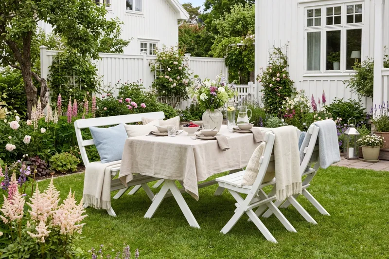 Landet Utomhus matgrupp 118x70x74 cm med soffa och 2 klappstolar - Vit - Utemöbler & utemiljö - Utegrupp - Matgrupp utomhus