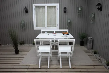 Larios Matgrupp Utomhus + 2 Ihoppfällbara Utestolar + Bänk Utomhus - Vit - Utemöbler & utemiljö - Utegrupp - Matgrupp utomhus