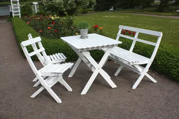 Larios Matgrupp Utomhus + 2 Ihoppfällbara Utestolar + Bänk Utomhus - Vit - Utemöbler & utemiljö - Utegrupp - Matgrupp utomhus