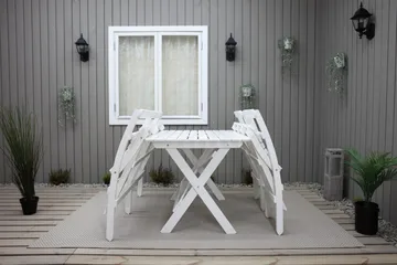 Larios Matgrupp Utomhus + 2 Ihoppfällbara Utestolar + Bänk Utomhus - Vit - Utemöbler & utemiljö - Utegrupp - Matgrupp utomhus