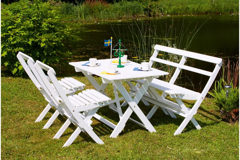 Larios Matgrupp Utomhus + 2 Ihoppfällbara Utestolar + Bänk Utomhus - Vit - Utemöbler & utemiljö - Utegrupp - Matgrupp utomhus