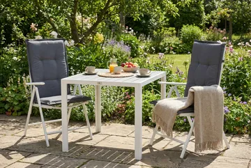 Tunis Matgrupp Utomhus 90x90 + 2 Maggie Positionsstol m Dyna - Vit/Grå - Utemöbler & utemiljö - Utegrupp - Matgrupp utomhus