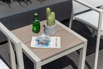 Utomhusset Urbanite sidobord 50 + 2 carverstolar - ljusgrå - Utemöbler & utemiljö - Utegrupp - Cafegrupp & cafeset