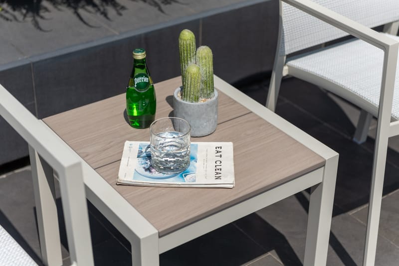 Utomhusset Urbanite sidobord 50 + 2 carverstolar - ljusgrå - Utemöbler & utemiljö - Utegrupp - Cafegrupp & cafeset