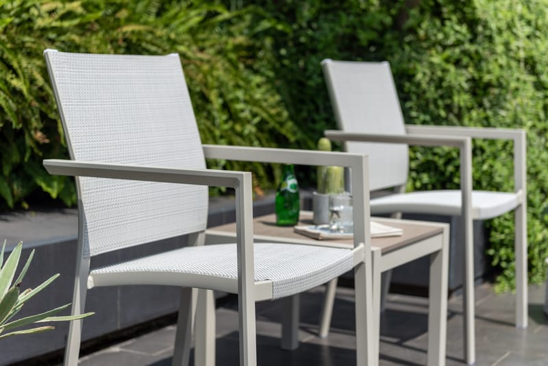 Utomhusset Urbanite sidobord 50 + 2 carverstolar - ljusgrå - Utemöbler & utemiljö - Utegrupp - Cafegrupp & cafeset