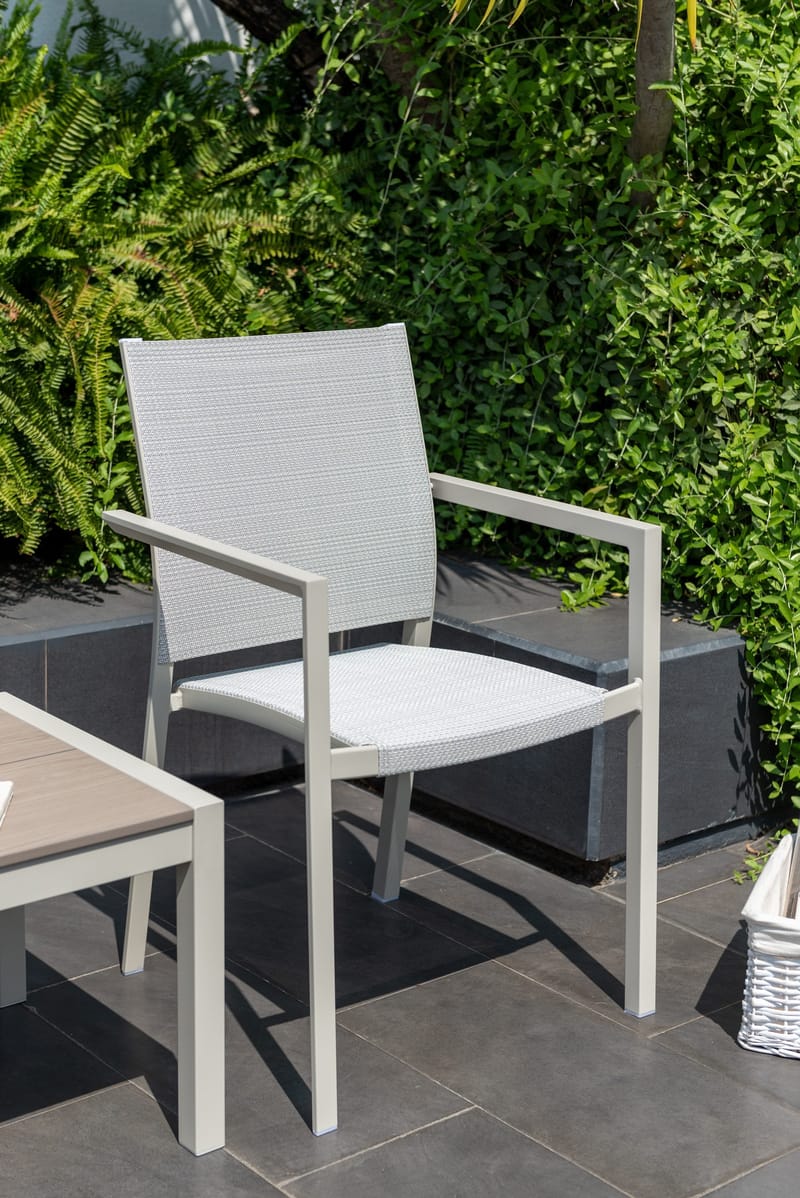 Utomhusset Urbanite sidobord 50 + 2 carverstolar - ljusgrå - Utemöbler & utemiljö - Utegrupp - Cafegrupp & cafeset