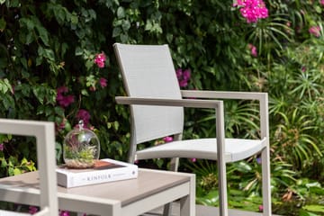 Utomhusset Urbanite sidobord 50 + 2 carverstolar - ljusgrå - Utemöbler & utemiljö - Utegrupp - Cafegrupp & cafeset