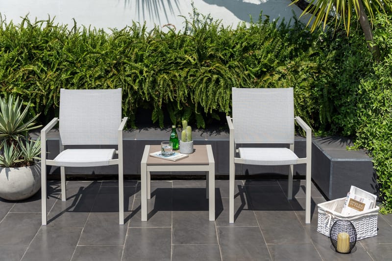 Utomhusset Urbanite sidobord 50 + 2 carverstolar - ljusgrå - Utemöbler & utemiljö - Utegrupp - Cafegrupp & cafeset