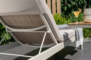 Utomhusset Portals solstol + C-shape sidobord - beige/trä - Utemöbler & utemiljö - Utestol & trädgårdsstol - Solstol