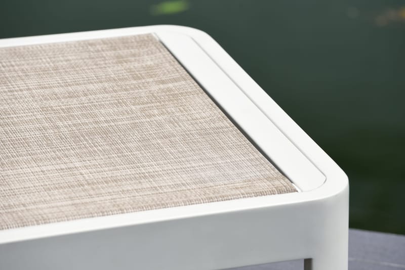 Utomhusset Portals solstol + C-shape sidobord - beige/trä - Utemöbler & utemiljö - Utestol & trädgårdsstol - Solstol