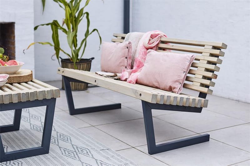PLUS Siesta Utesoffa 138 cm - Trä|Svart - Utemöbler & utemiljö - Utesoffa - Trädgårdsbänk & utebänk