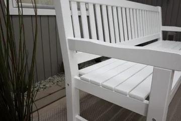 Rimforsa Trädgårdssoffa - Vitlaserad Furu - Utemöbler & utemiljö - Utesoffa - Trädgårdssoffa