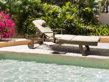 Solstol utomhus med Dyna Amantea Premium II Akaciaträ - Taupe - Utemöbler & utemiljö - Utestol & trädgårdsstol - Solsäng & solvagn